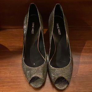 Nine West Orissa - gold peep toe pumps